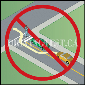 Test 3 - Si vous voyez une voiture arrêtée à un passage pour piétons laissant traverser un piéton, que devez-vous faire ?