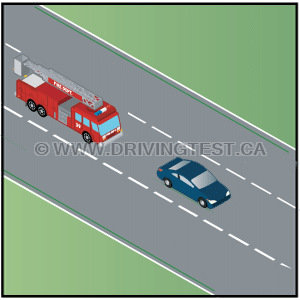 Test 2 - Que devez-vous faire si vous conduisez sur la voie du milieu d'une rue à 3 voies et que vous voyez un véhicule d'urgence avec sirènes et gyrophares allumés s'approcher ?