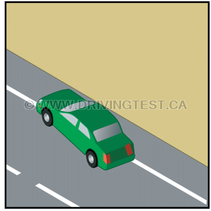 Test 4 - Que devez-vous faire immédiatement si vous commencez à vous écarter de la route et que vous souhaitez éviter un retournement ?
