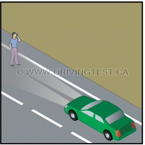 Test 4 - Après la tombée de la nuit, vous ne pouvez pas dépasser la vitesse qui vous permettrait d'obtenir une distance d'arrêt égale à votre visibilité. Dans des conditions météorologiques normales, avec vos feux de route allumés, quelle est cette distance ?