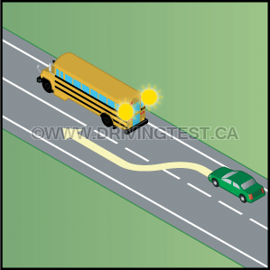 Test 3 - Si un autobus scolaire est équipé de feux jaunes clignotants, que devez-vous faire ?