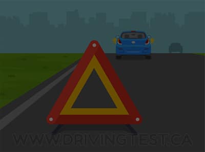 Test 1 - Si quelque chose se produit et que votre véhicule est immobilisé la nuit et ne peut pas être complètement déplacé hors de la chaussée, où devez-vous placer un réflecteur ?